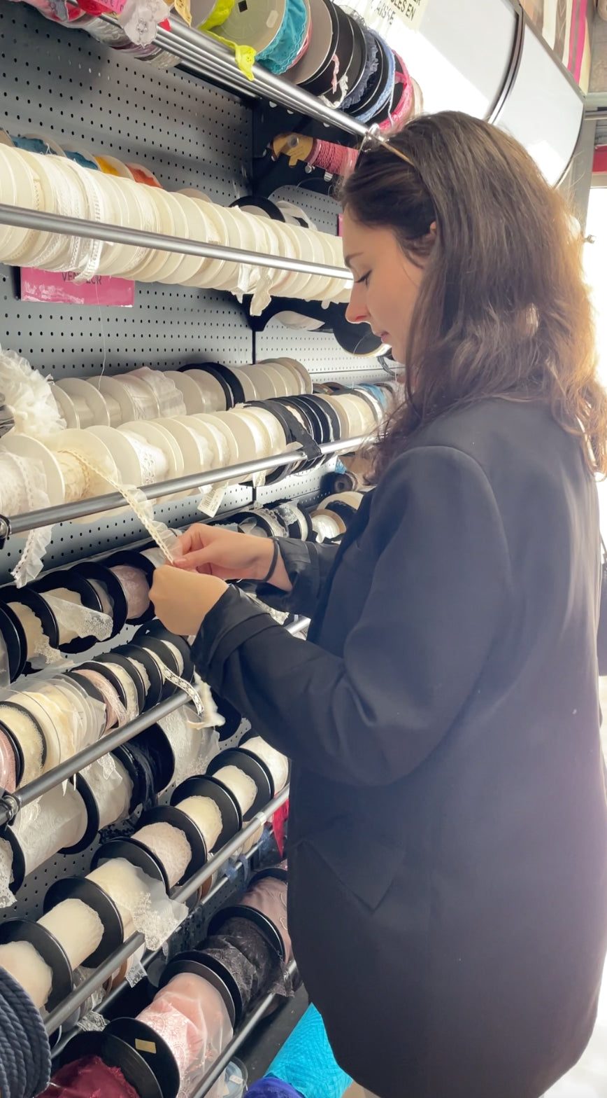 Portrait de la fondatrice de Sereine durant une phase de recherche de solutions naturelles et holistiques contre les douleurs menstruelles.